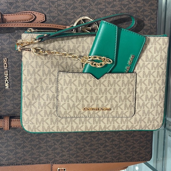 MICHAEL KORS JET SET ITEM LG 2 in 1 CARD CASE & WRISTLET
Palmetto Green
NWT - Picture 1 of 16